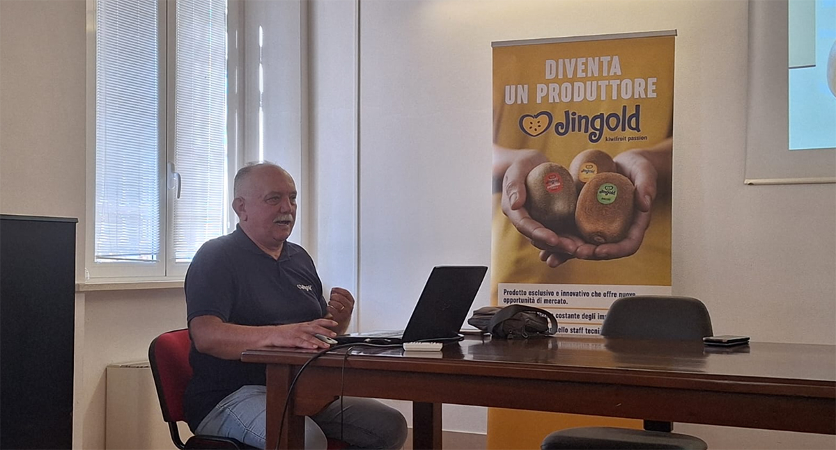 Nella foto: Stefano Molducci, tecnico del Consorzio il Frutteto di Cesena